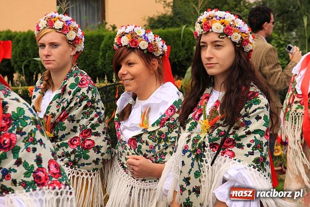 Zdjęcie w galerii na portalu naszraciborz.pl: Starostowie w dożynkowym cadillacu wiadomości z regionu