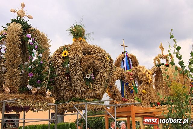 Zdjęcie w galerii na portalu naszraciborz.pl: Starostowie w dożynkowym cadillacu wiadomości z regionu