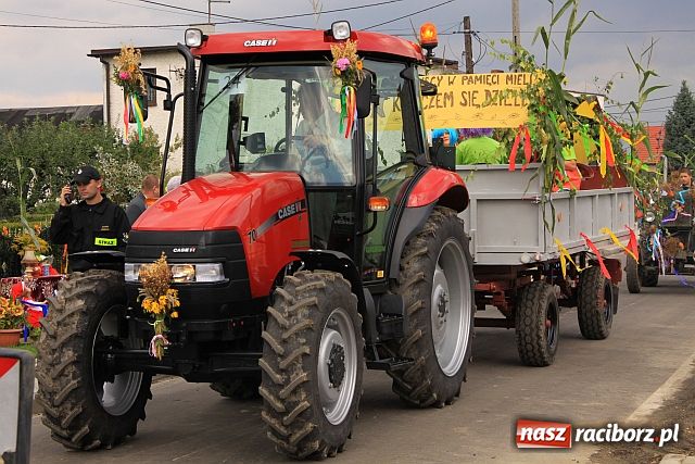 Zdjęcie w galerii na portalu naszraciborz.pl: Starostowie w dożynkowym cadillacu wiadomości z regionu