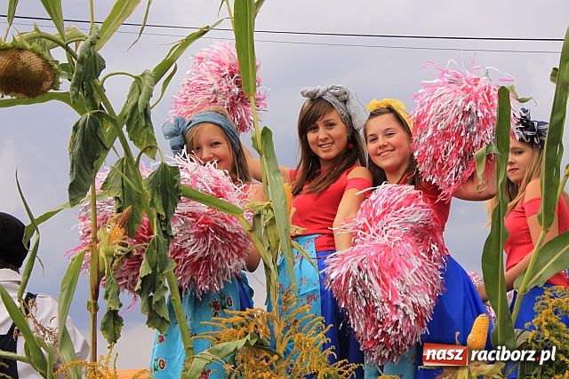 Zdjęcie w galerii na portalu naszraciborz.pl: Starostowie w dożynkowym cadillacu wiadomości z regionu