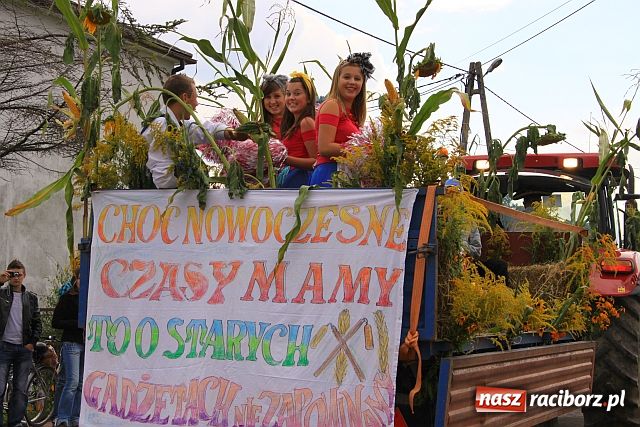 Zdjęcie w galerii na portalu naszraciborz.pl: Starostowie w dożynkowym cadillacu wiadomości z regionu