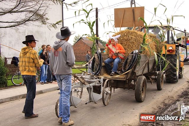 Zdjęcie w galerii na portalu naszraciborz.pl: Starostowie w dożynkowym cadillacu wiadomości z regionu