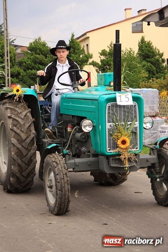 Zdjęcie w galerii na portalu naszraciborz.pl: Starostowie w dożynkowym cadillacu wiadomości z regionu