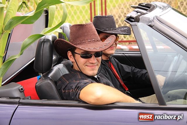 Zdjęcie w galerii na portalu naszraciborz.pl: Starostowie w dożynkowym cadillacu wiadomości z regionu