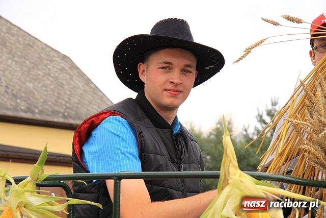 Zdjęcie w galerii na portalu naszraciborz.pl: Starostowie w dożynkowym cadillacu wiadomości z regionu