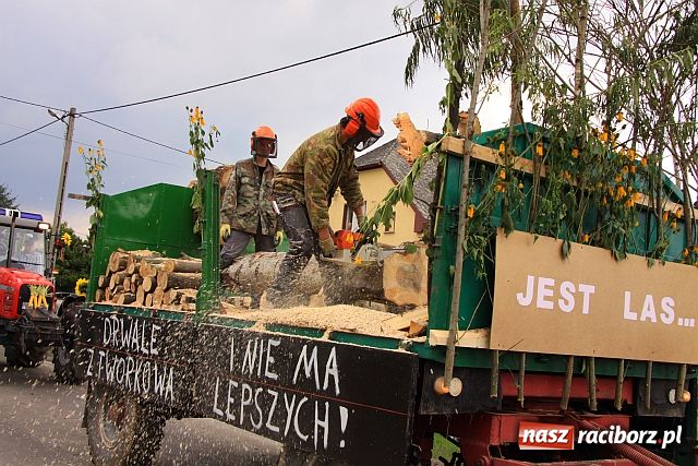 Zdjęcie w galerii na portalu naszraciborz.pl: Starostowie w dożynkowym cadillacu wiadomości z regionu