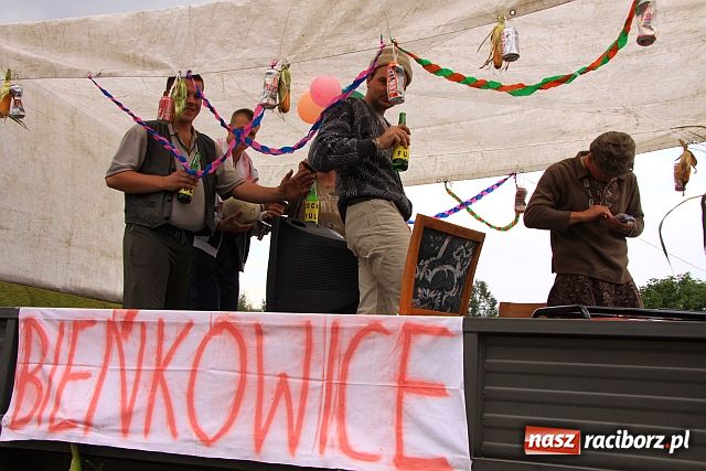 Zdjęcie w galerii na portalu naszraciborz.pl: Starostowie w dożynkowym cadillacu wiadomości z regionu