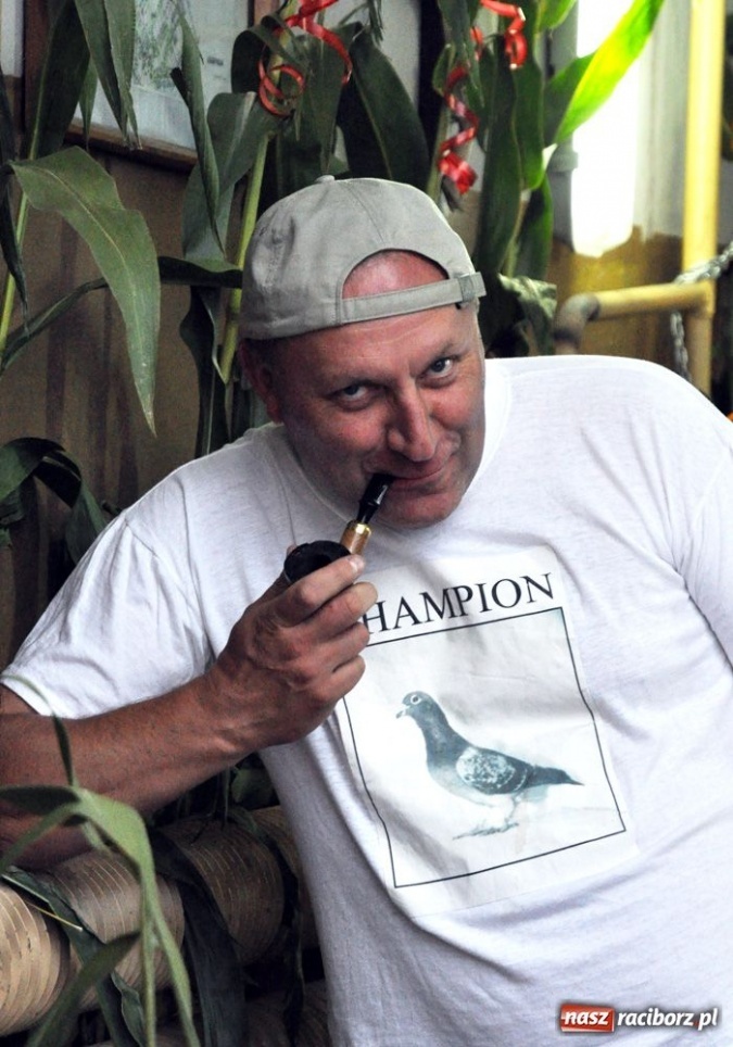 Zdjęcie w galerii na portalu naszraciborz.pl: Ksiądz hasał na scenie z pszczółkami wiadomości z regionu