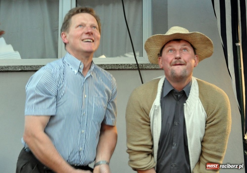 Zdjęcie w galerii na portalu naszraciborz.pl: Ksiądz hasał na scenie z pszczółkami wiadomości z regionu