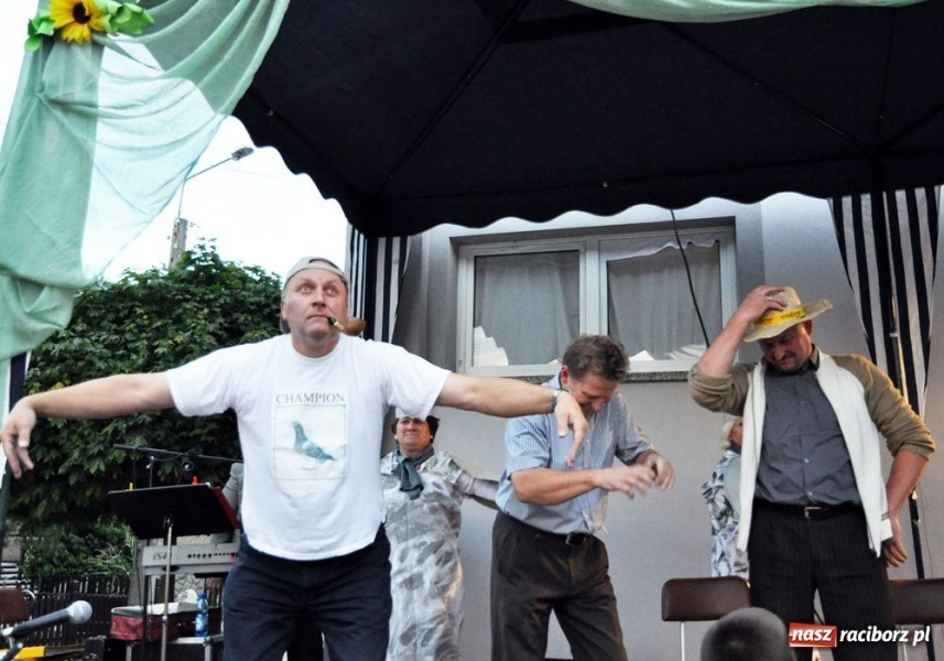 Zdjęcie w galerii na portalu naszraciborz.pl: Ksiądz hasał na scenie z pszczółkami wiadomości z regionu