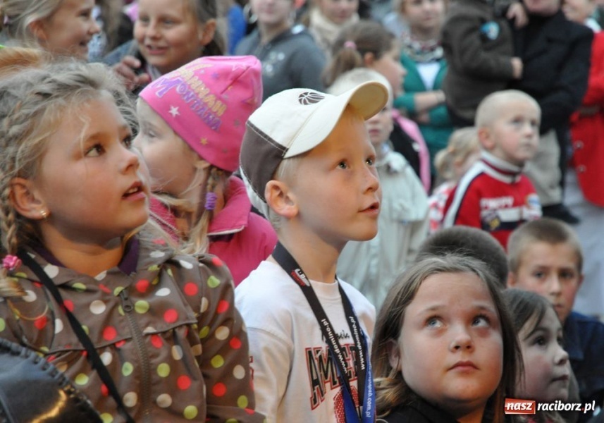 Zdjęcie w galerii na portalu naszraciborz.pl: Ksiądz hasał na scenie z pszczółkami wiadomości z regionu