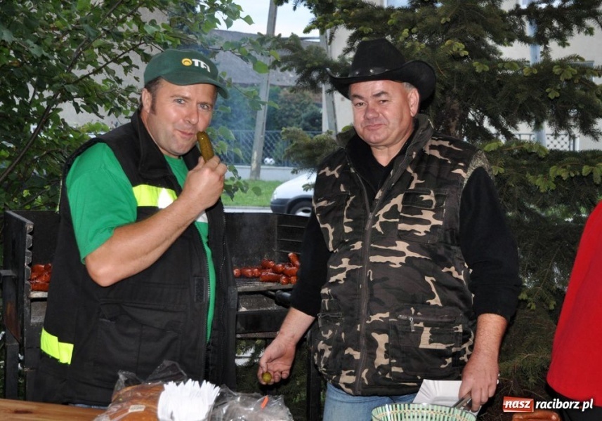 Zdjęcie w galerii na portalu naszraciborz.pl: Ksiądz hasał na scenie z pszczółkami wiadomości z regionu