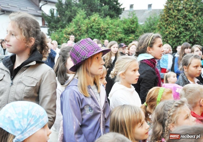 Zdjęcie w galerii na portalu naszraciborz.pl: Ksiądz hasał na scenie z pszczółkami wiadomości z regionu