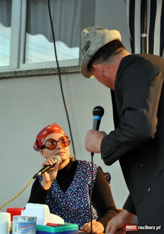 Zdjęcie w galerii na portalu naszraciborz.pl: Ksiądz hasał na scenie z pszczółkami wiadomości z regionu