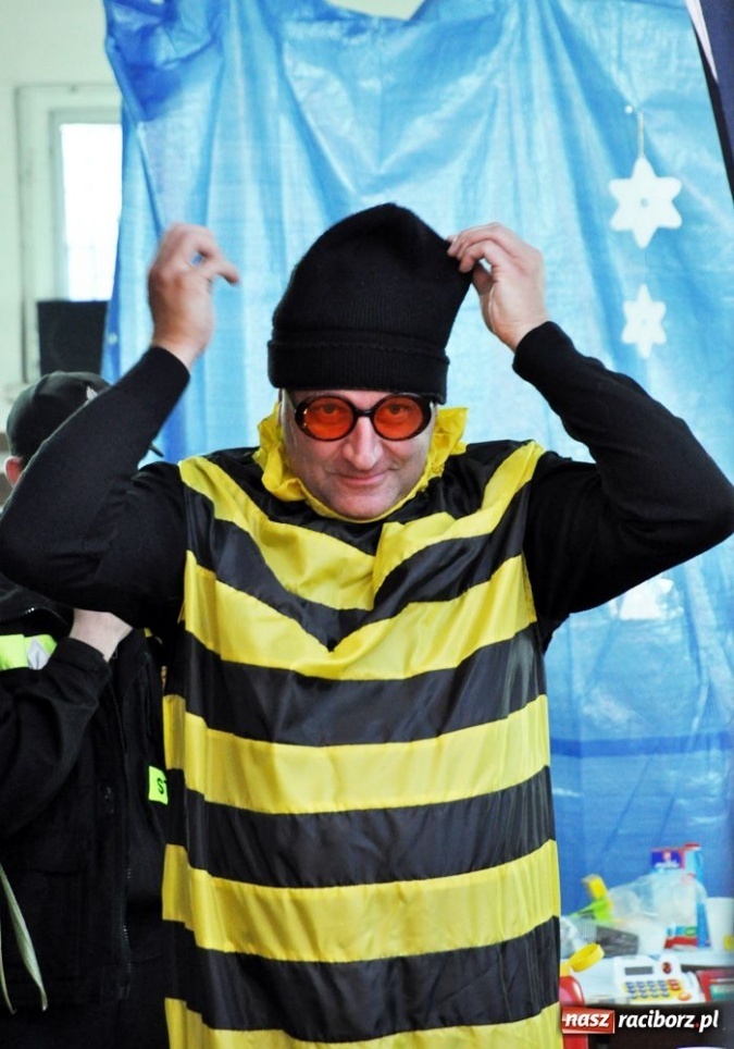 Zdjęcie w galerii na portalu naszraciborz.pl: Ksiądz hasał na scenie z pszczółkami wiadomości z regionu