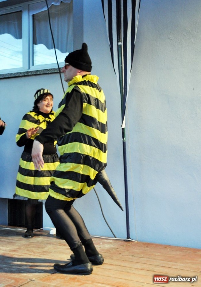 Zdjęcie w galerii na portalu naszraciborz.pl: Ksiądz hasał na scenie z pszczółkami wiadomości z regionu