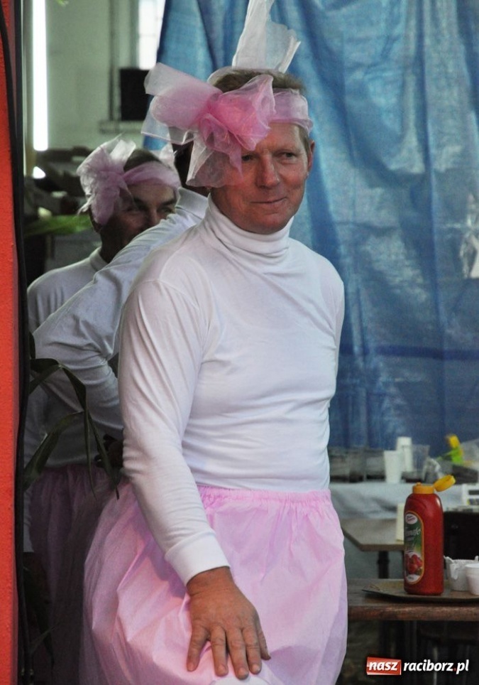 Zdjęcie w galerii na portalu naszraciborz.pl: Ksiądz hasał na scenie z pszczółkami wiadomości z regionu