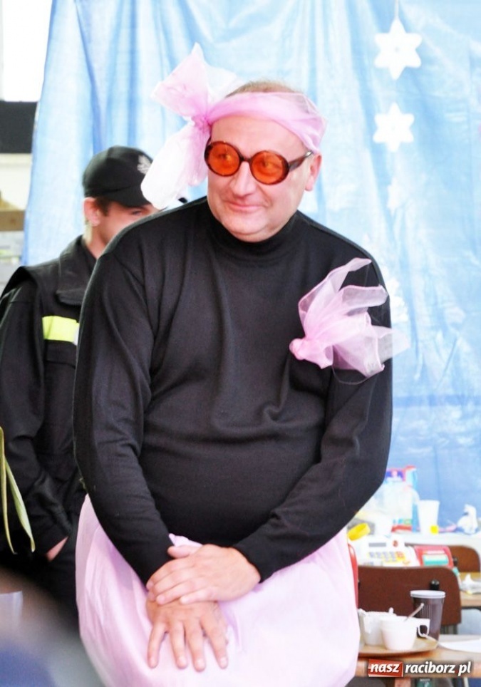 Zdjęcie w galerii na portalu naszraciborz.pl: Ksiądz hasał na scenie z pszczółkami wiadomości z regionu