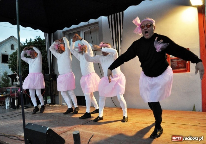 Zdjęcie w galerii na portalu naszraciborz.pl: Ksiądz hasał na scenie z pszczółkami wiadomości z regionu