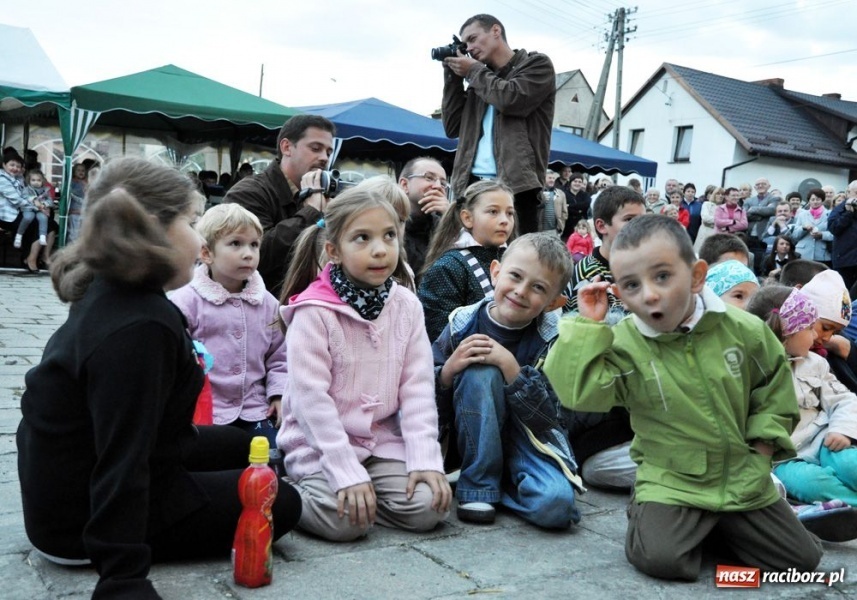 Zdjęcie w galerii na portalu naszraciborz.pl: Ksiądz hasał na scenie z pszczółkami wiadomości z regionu