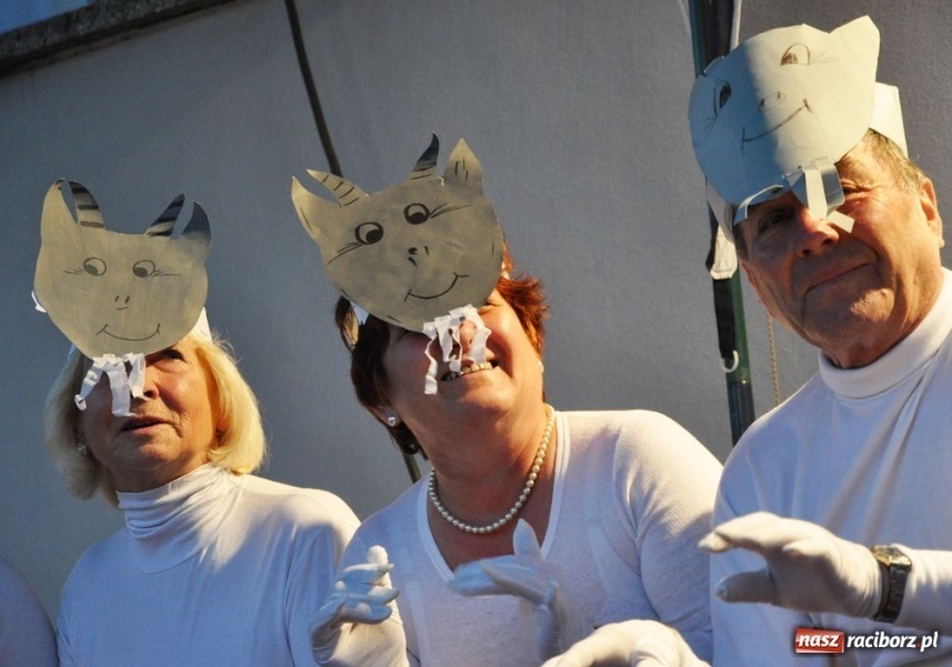 Zdjęcie w galerii na portalu naszraciborz.pl: Ksiądz hasał na scenie z pszczółkami wiadomości z regionu