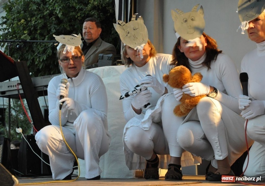 Zdjęcie w galerii na portalu naszraciborz.pl: Ksiądz hasał na scenie z pszczółkami wiadomości z regionu