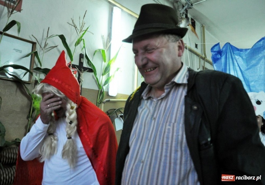 Zdjęcie w galerii na portalu naszraciborz.pl: Ksiądz hasał na scenie z pszczółkami wiadomości z regionu