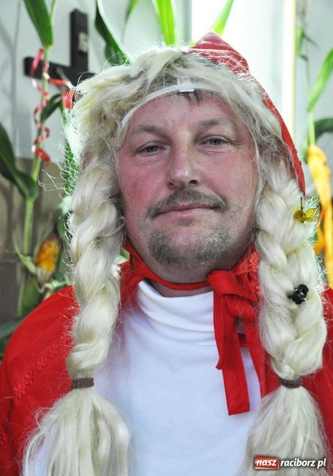 Zdjęcie w galerii na portalu naszraciborz.pl: Ksiądz hasał na scenie z pszczółkami wiadomości z regionu