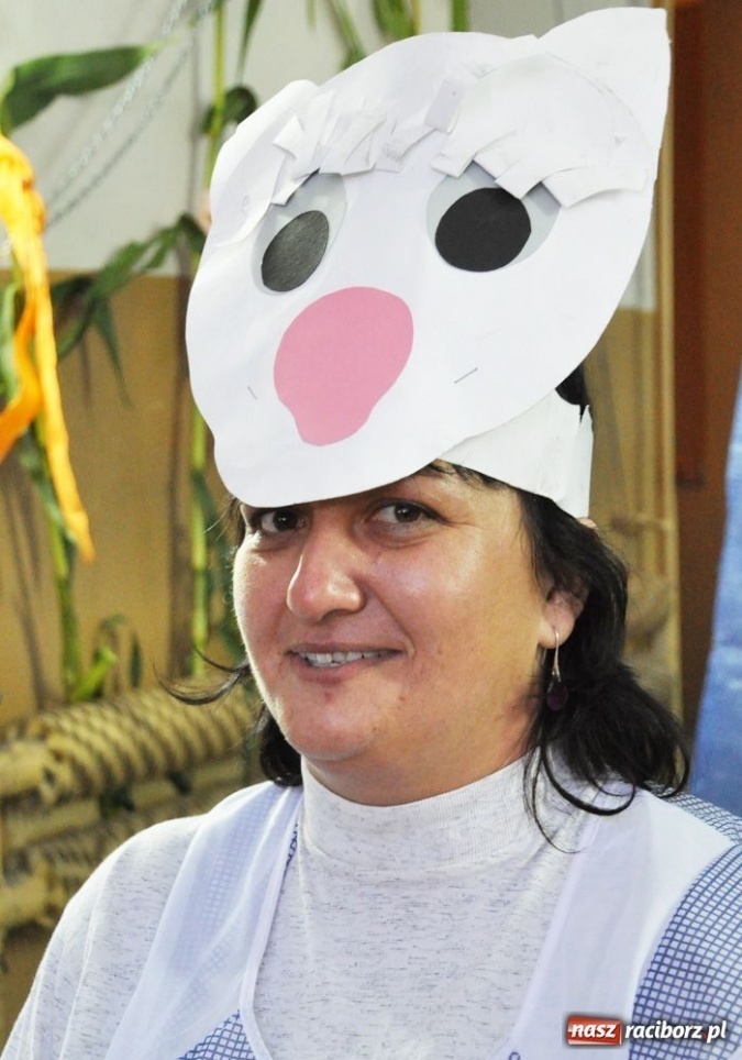 Zdjęcie w galerii na portalu naszraciborz.pl: Ksiądz hasał na scenie z pszczółkami wiadomości z regionu