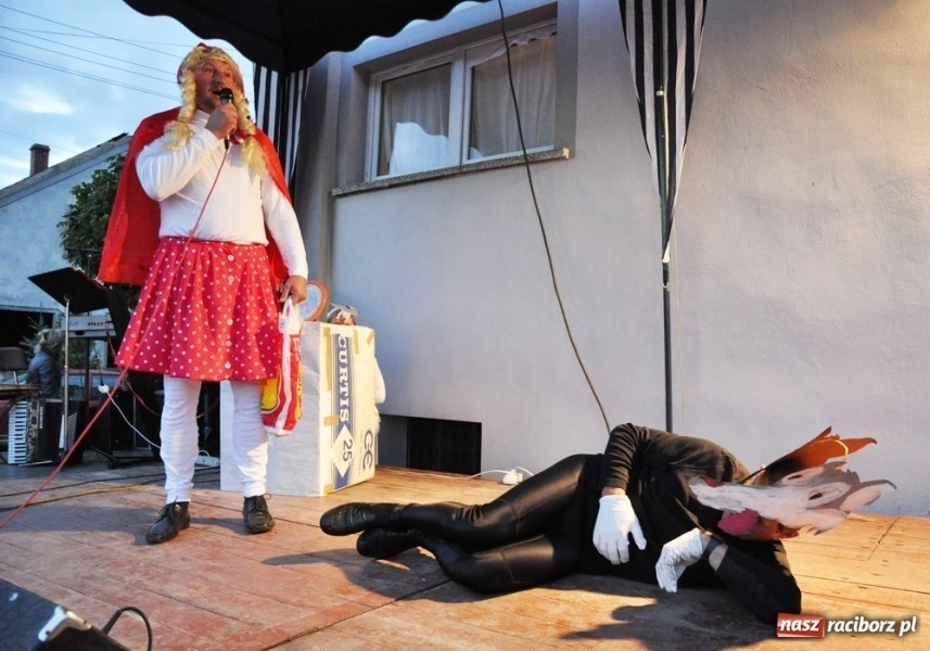 Zdjęcie w galerii na portalu naszraciborz.pl: Ksiądz hasał na scenie z pszczółkami wiadomości z regionu