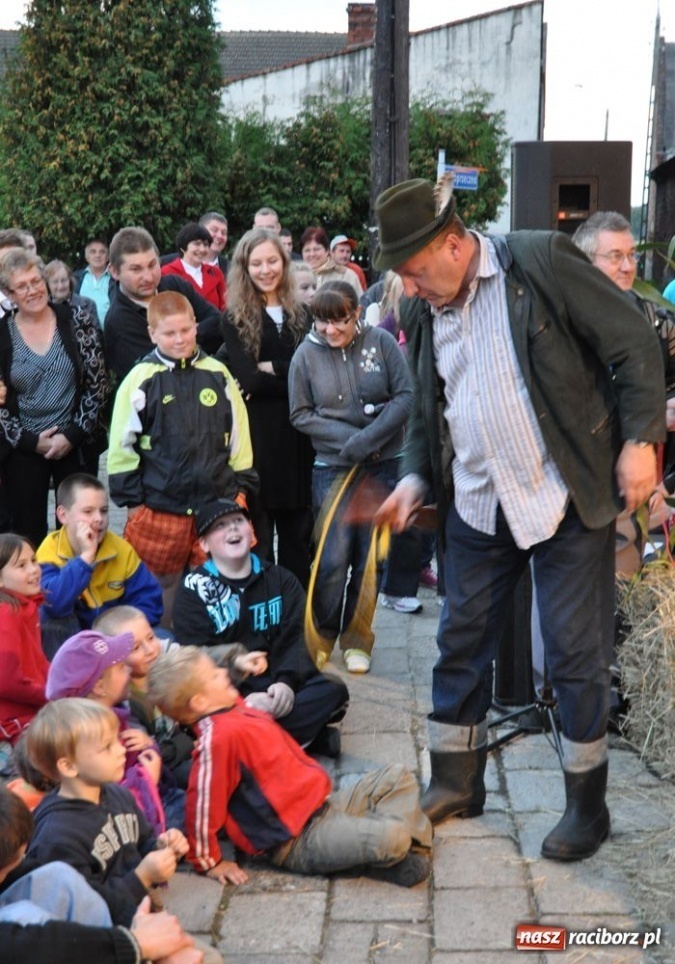 Zdjęcie w galerii na portalu naszraciborz.pl: Ksiądz hasał na scenie z pszczółkami wiadomości z regionu