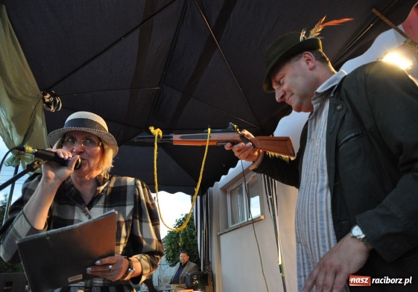 Zdjęcie w galerii na portalu naszraciborz.pl: Ksiądz hasał na scenie z pszczółkami wiadomości z regionu