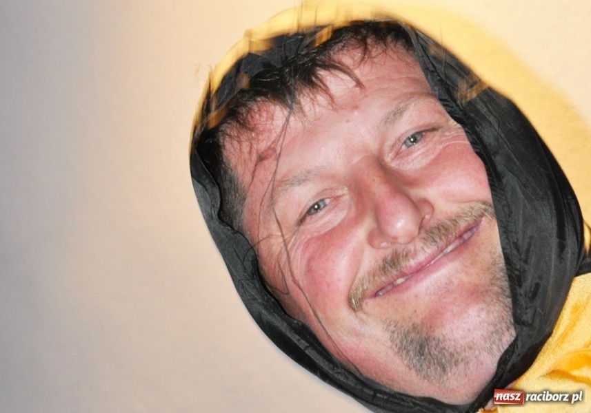 Zdjęcie w galerii na portalu naszraciborz.pl: Ksiądz hasał na scenie z pszczółkami wiadomości z regionu