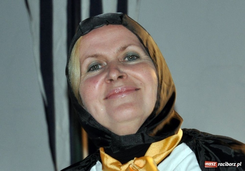 Zdjęcie w galerii na portalu naszraciborz.pl: Ksiądz hasał na scenie z pszczółkami wiadomości z regionu