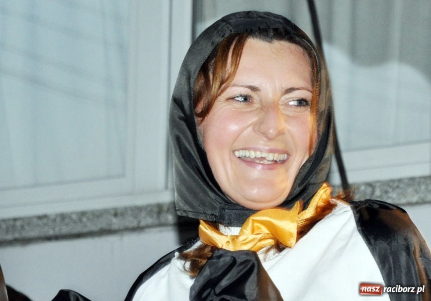 Zdjęcie w galerii na portalu naszraciborz.pl: Ksiądz hasał na scenie z pszczółkami wiadomości z regionu