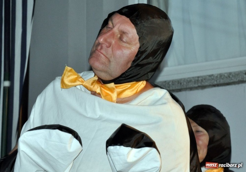 Zdjęcie w galerii na portalu naszraciborz.pl: Ksiądz hasał na scenie z pszczółkami wiadomości z regionu