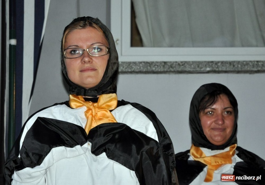 Zdjęcie w galerii na portalu naszraciborz.pl: Ksiądz hasał na scenie z pszczółkami wiadomości z regionu