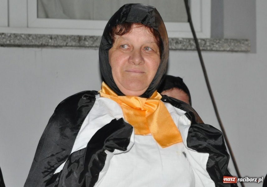 Zdjęcie w galerii na portalu naszraciborz.pl: Ksiądz hasał na scenie z pszczółkami wiadomości z regionu