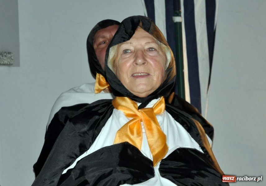 Zdjęcie w galerii na portalu naszraciborz.pl: Ksiądz hasał na scenie z pszczółkami wiadomości z regionu