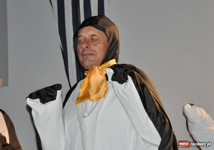 Zdjęcie w galerii na portalu naszraciborz.pl: Ksiądz hasał na scenie z pszczółkami wiadomości z regionu