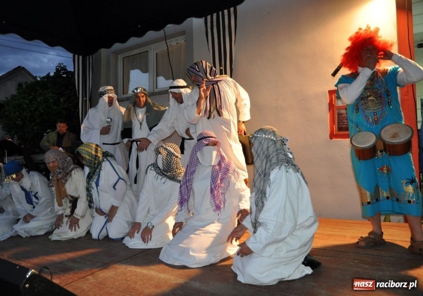 Zdjęcie w galerii na portalu naszraciborz.pl: Ksiądz hasał na scenie z pszczółkami wiadomości z regionu