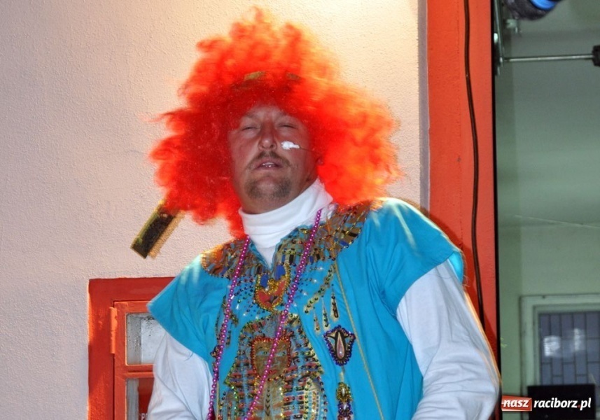 Zdjęcie w galerii na portalu naszraciborz.pl: Ksiądz hasał na scenie z pszczółkami wiadomości z regionu