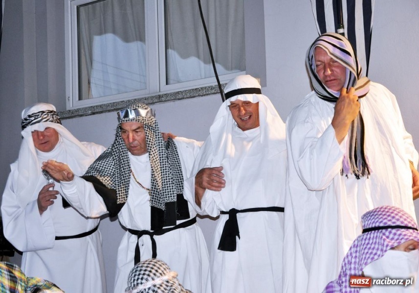 Zdjęcie w galerii na portalu naszraciborz.pl: Ksiądz hasał na scenie z pszczółkami wiadomości z regionu