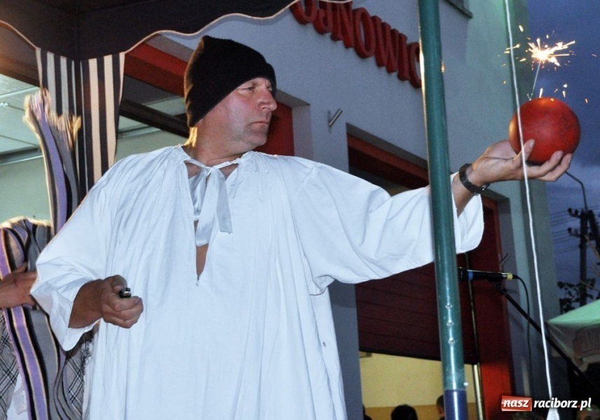 Zdjęcie w galerii na portalu naszraciborz.pl: Ksiądz hasał na scenie z pszczółkami wiadomości z regionu