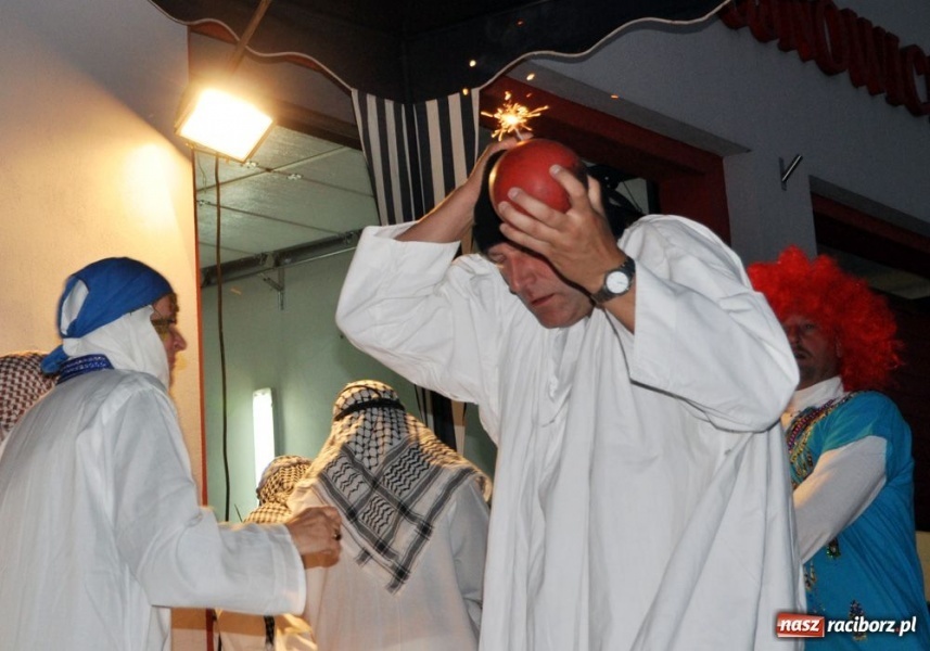 Zdjęcie w galerii na portalu naszraciborz.pl: Ksiądz hasał na scenie z pszczółkami wiadomości z regionu