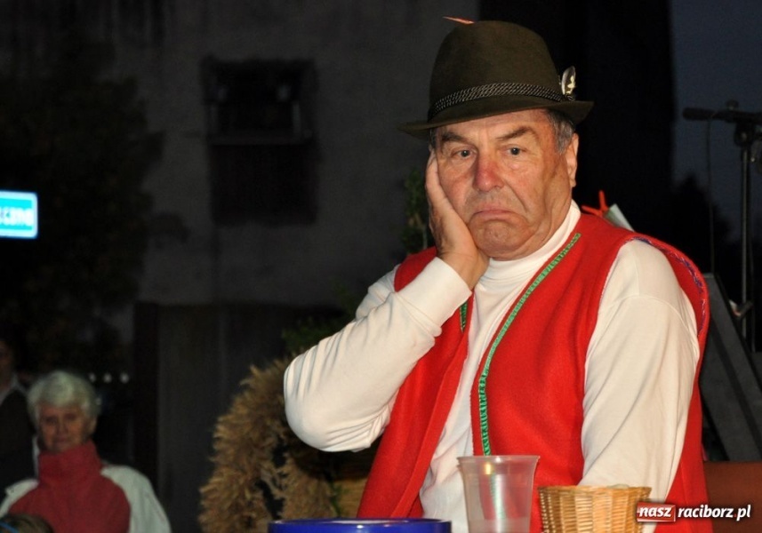 Zdjęcie w galerii na portalu naszraciborz.pl: Ksiądz hasał na scenie z pszczółkami wiadomości z regionu