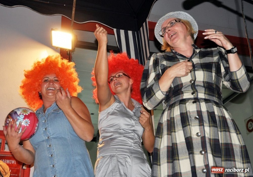 Zdjęcie w galerii na portalu naszraciborz.pl: Ksiądz hasał na scenie z pszczółkami wiadomości z regionu