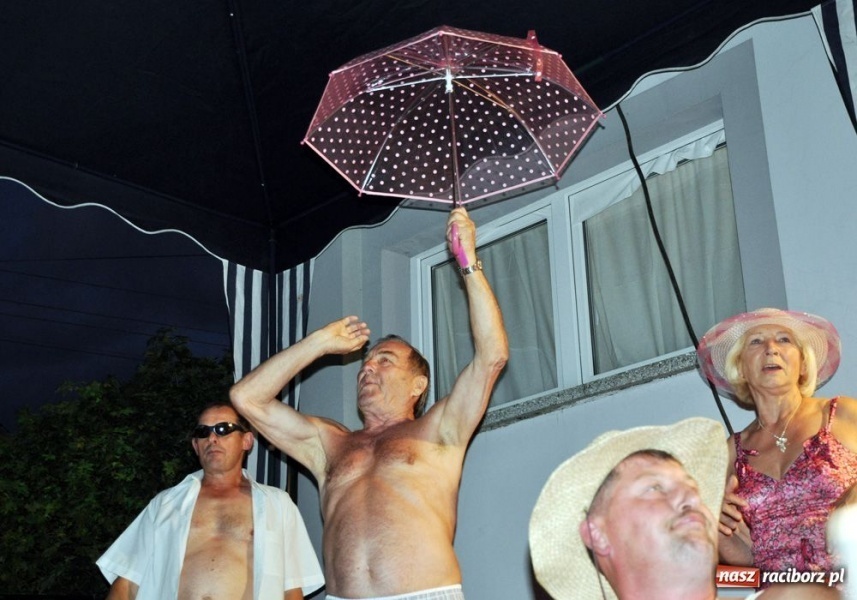 Zdjęcie w galerii na portalu naszraciborz.pl: Ksiądz hasał na scenie z pszczółkami wiadomości z regionu