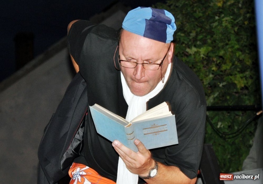 Zdjęcie w galerii na portalu naszraciborz.pl: Ksiądz hasał na scenie z pszczółkami wiadomości z regionu