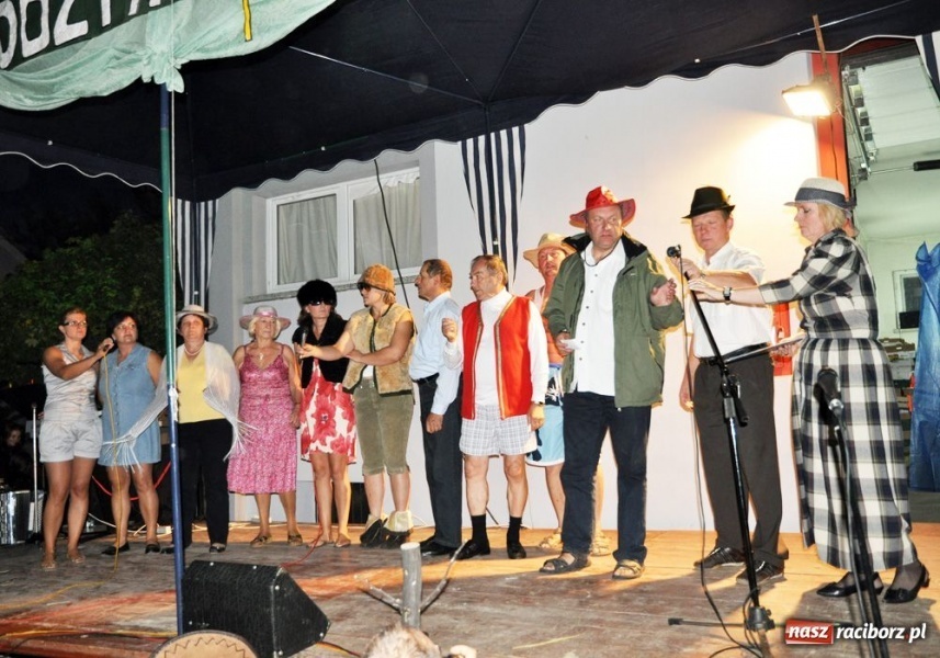 Zdjęcie w galerii na portalu naszraciborz.pl: Ksiądz hasał na scenie z pszczółkami wiadomości z regionu